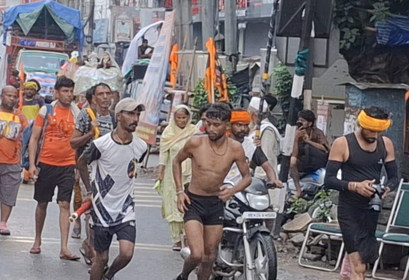 पद यात्रा के बाद अब डाक कांवड़ की बारी, सड़कों पर दौड़ने लगीं बाइक और गाड़ियां, पैदल दौड़ते हुए 12 से 60 घंटे में जलाभिषेक का टारगेट