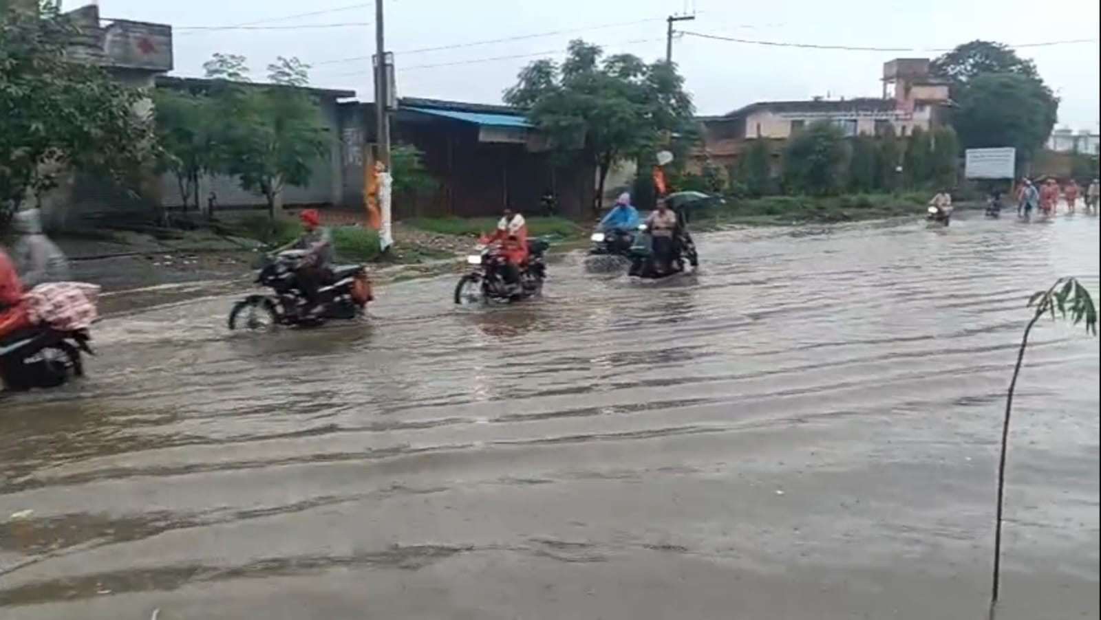 Kanwariyas are wading through knee-deep dirty water.