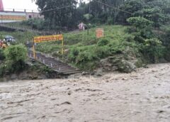 सिद्धपीठ शाकंभरी देवी मंदिर में अचानक उफनी बरसाती नदी, श्रद्धालुओं में मची अफरा-तफरी