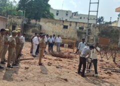 सहारनपुर कलेक्ट्रेट में मिले कुएं की जांच के लिए पहुंचा पुरातत्व विभाग, कुएं में उतर कर की जांच, 200-250 साल पुरानी लखौरी ईंटों से बनी होने का दावा