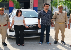 पत्नी ने पति को प्रेमिका संग पकड़ा तो भड़का, बोनट पर लटकी पत्नी को लेकर दौड़ाई कार